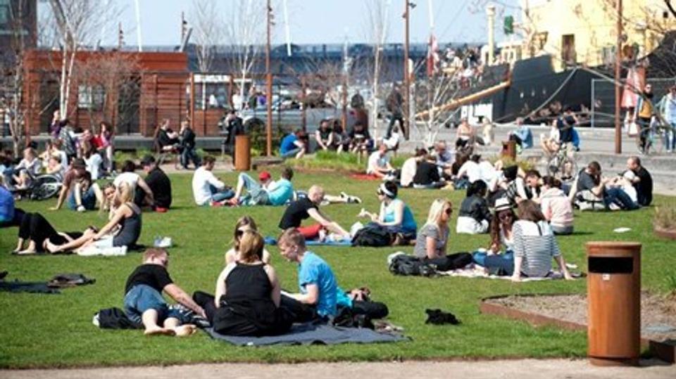 Ikke bare byens borgere, men også turister har taget havnefrontens grønne anlæg til sig. En opgørelse viser, at hver femte besøgende er mindst 200 kilometer hjemmefra.Arkivfoto: Torben Hansen