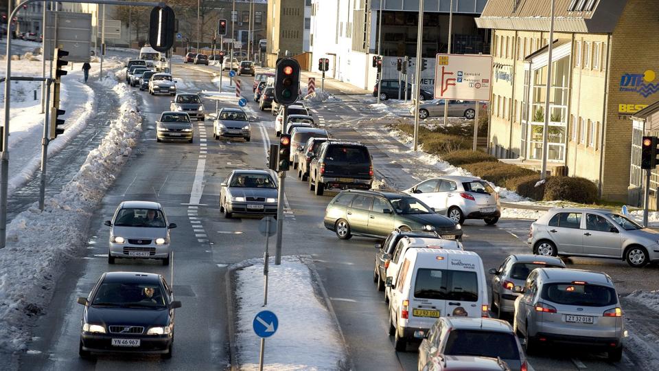 Lyskrydset i baggrunden skal moderniseres for at skaffe en bedre trafikafvikling. Behovet stiger, når busterminalen er flyttet over på den anden side af Parallelvej til stationen. Arkivfoto: Bente Poder <i>Bente Poder</i>