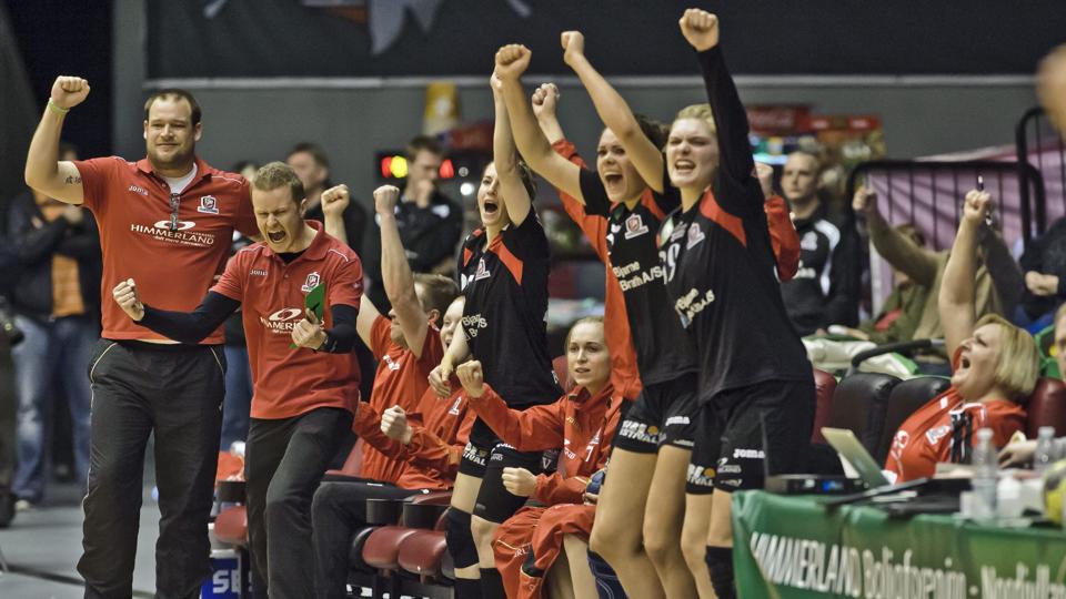 Jubel på ADH-bænken efter en fortjent sejr over SønderjyskE lørdag eftermiddag.Arkivfoto: Martin Damgård