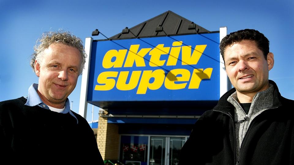 Indehaver Benny Bruun (th) fra Super Best i Hirtshals er klar til at tage imod den heldige lotto-vinder. Arkivfoto: Bente Poder <i>Pressefotograf Henrik Bo</i>