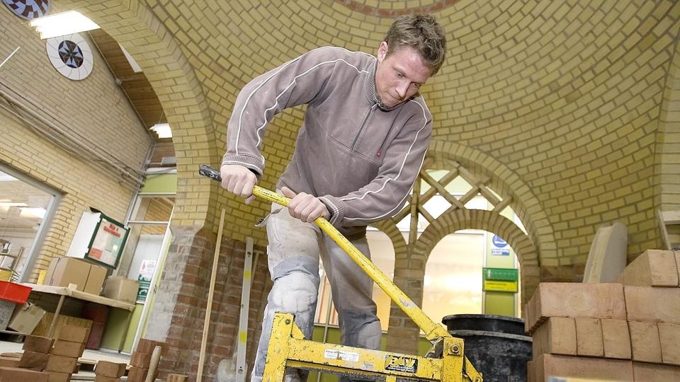 EUC Nords håndværkerakademi er vidt berømmet, og nu skal den nordjyske skole være fødselshjælper for en ny uddannelse i England. Foto: Henrik Louis