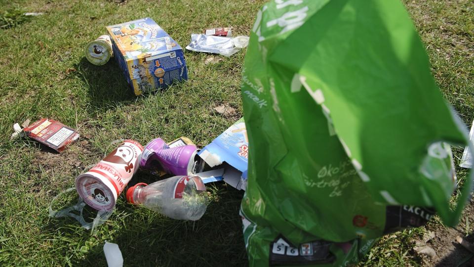 Der skal gøres noget ved svineriet i midtbyen, mener forsyningsrådmand Tommy Eggers (DF). <i>Pressefotograf Peter Langkilde</i>