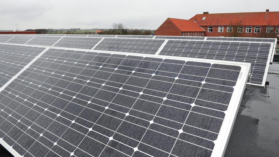 150 m2 solpaneler på taget af Tingstrup Skole. Foto: Ole Iversen