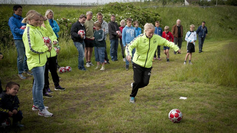 Fodboldspillere fra Fortuna Hjørring var med til at indvie banen søndag.Foto: Kim Dahl <i>Kim Dahl Hansen</i>