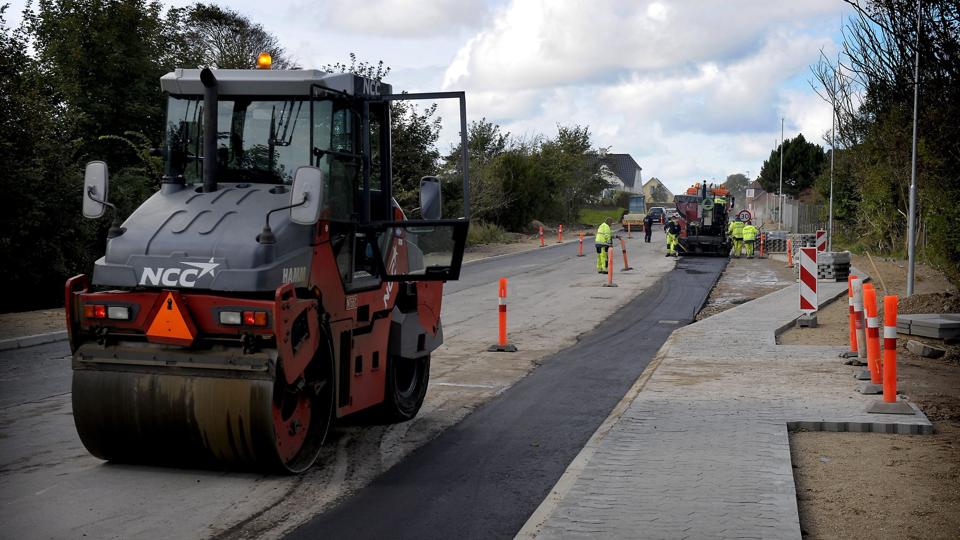 Der bliver lagt asfalt på Hundborgvej i disse dage. Men det endelige slidlag kommer først på til næste år. Foto: Peter Mørk <i>Foto: Peter Mørk</i>