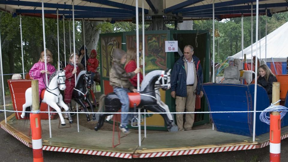 Sindal Borgerforenings gamle karussel sættes op i anlægget i Sindal til Sct. Hans aften. Arkivfoto: Carl. Th. Poulsen <i>Pressefotograf Carl Th. Poulsen</i>