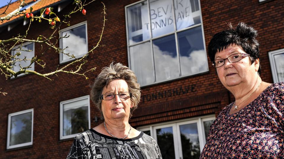 Stinne Larsen (til venstre) og Karin Merete Nielsen synes begge det er svært, at være pårørende til beboere på et lukningstruet plejehjem. Foto: Bent Bach <i>Bent Bach</i>