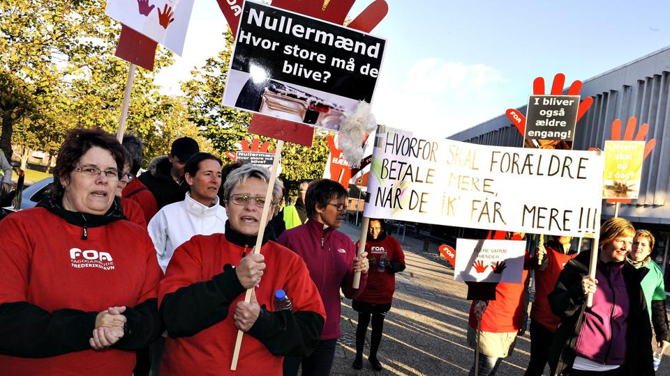 FOA har tidligere demonstreret mod nedskæringer i ældreplejen. På onsdag demonstrerer de for de handicappede og udsatte i psykiatrien, der rammes af kommunens sparekniv. Arkivfoto: Bent Bach <i>Bent Bach</i>
