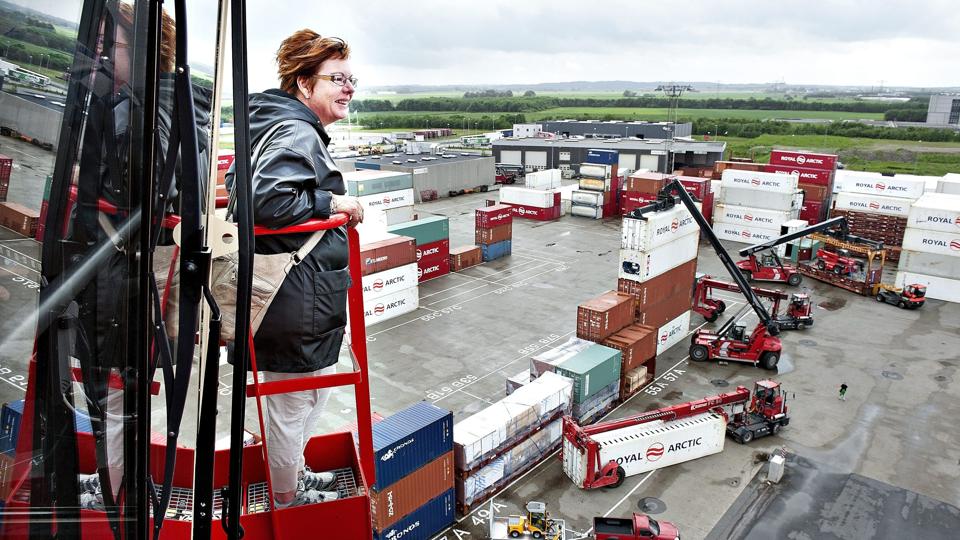 Anni Villadsen fra Nørresundby var en af de heldige vindere af en tur op i en af havnens store kraner.Foto: Claus Søndberg