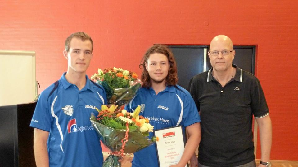 Daniel Christensen og Andreas Rokkjær fra B75 sammen med DBTU´s næstformand Steen Hummeluhr.Privatfoto