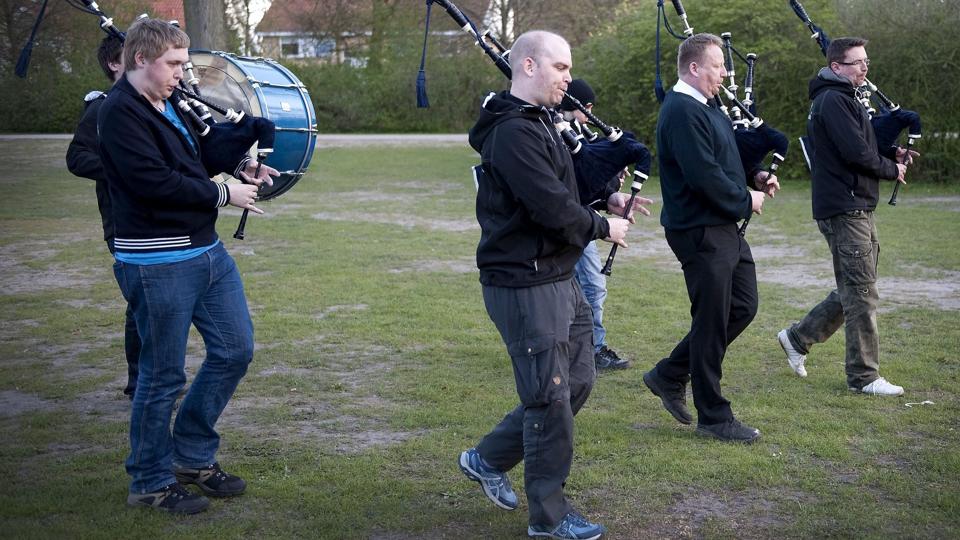 Aalborg Pipe band, der øver i Kanalhuset på Damstræde, holder åbent hus og søger nye musikanter.  Arkivfoto