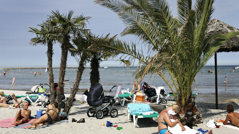 Idyl på Palmestranden, men sådan er det langtfra altid. Birgit Kristensen er chokeret over svineriet efter weekendens festligheder. <i>Pressefotograf Kim Dahl Hansen</i>