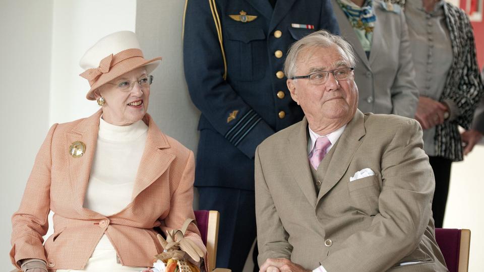Prins Henrik er kendt for sine romantiske digte. Dronning Margrethe illustrerer dem. Arkivfoto <i>Henrik Louis</i>