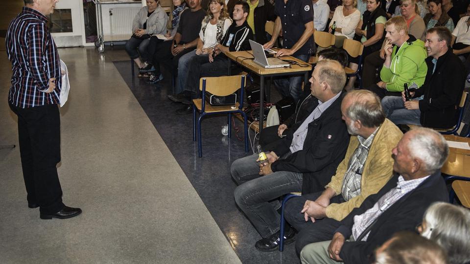 Der har været masser af modstand imod vindmøllerne. Her er et foto fra et debatmøde i september, hvor vindmøllerne blev heftigt diskuteret. Arkivfoto <i>Foto: Daniel Bygballe</i>