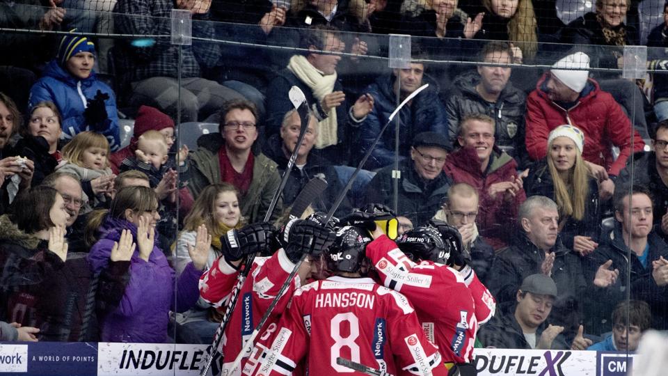 Aalborg Pirates rykkede atter op på førstepladsen i AL Bank-Ligaen. Her fejrer piraterne en af de fem scoringer under fredagens sejr over SønderjyskE: Lørdag gik det ud over Copenhagen. Foto: Henrik Bo. <i>Foto: Henrik Bo</i>