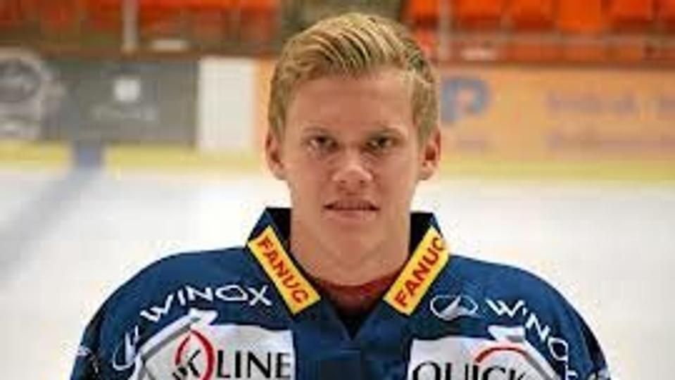 Nikolaj Ehlers har fået debut i den schweiziske NLA-liga, som den yngste nogensinde.