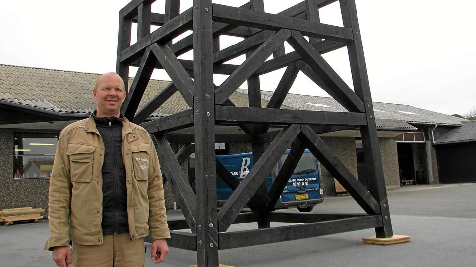 Tømrermester Per Bundgaard ved den kæmpestore klokkestol.Foto: Kirsten Olsen <i>Kirsten Olsen</i>