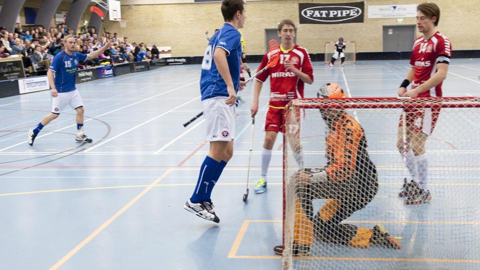 Brønderslev Hot Shots scorer her mod AaB Floorball. Nu scorer klubben måske også nye spillere fra Frederikshavn, hvor en fusion mellem to klubber er på vej.Foto: Kurt Bering <i>Kurt Bering</i>