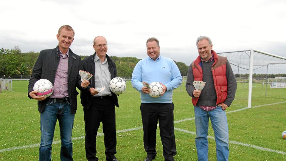 Fire af de fem matadorer ved overrækkelsen af startkapitalen, fra venstre Morten Dahl, Home, Peter C. Larsen, Gades Møbler Dan-Bo, Torben Abildgaard, Curia Management og Thomas Fedder, Fedder og Okkels. Fraværende var Bjarne Heilesen, MBC-Gruppen. Privatfoto