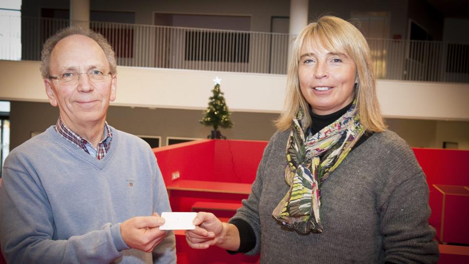 Skoleleder Lene Burchardt fik et nøglekort til Nordstjerneskolen af bygherren Lars Olaf Larsen. Foto: Kim Dahl Hansen <i>Foto Kim Dahl Hansen</i>