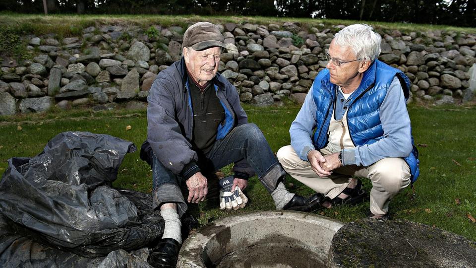 Kjeld Hyrup og Hans Wadskjær slås for deres boringer. Vandet herfra smager som barndommens kildevæld, mener sidstnævnte. <i>Pressefotograf Claus Søndberg</i>