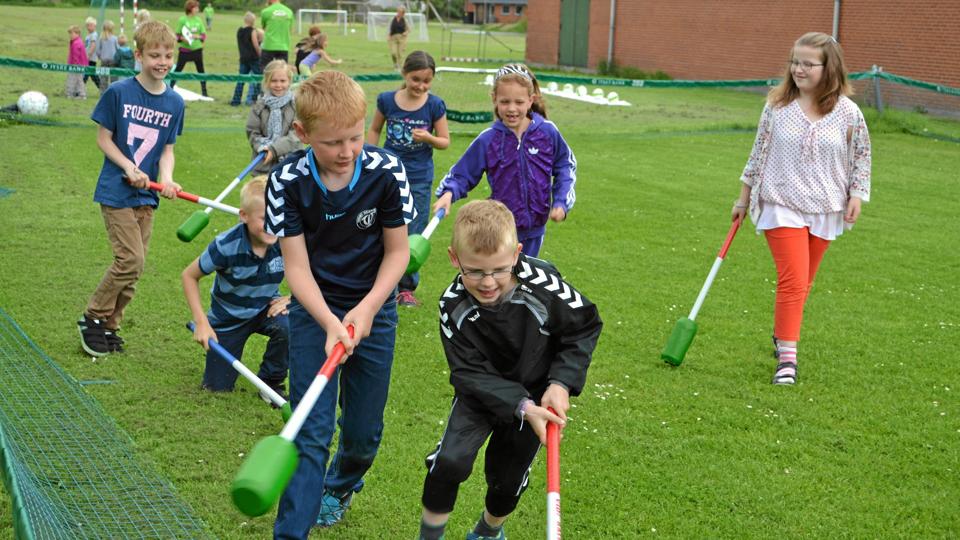 Fuld speed på en Harry Potter-agtig leg med stokke midt i operation sund mand og motion på Tornby idrætsanlæg onsdag eftermiddag 13. juni. Foto: Hasse Boe