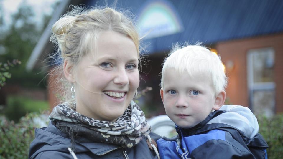 Christina Haaning er egentlig tryg ved at aflevere sin yngste søn, Sebastian i børnehave hver dag. Men hun fornemmer tydeligt, at de ansatte er hårdt spændt for. Foto: Diana Holm <i>diana.holm@nordjyske.dk</i>