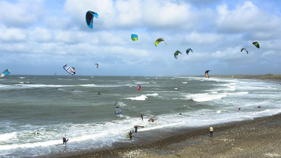 Så er der afgang. 15 kitesurfere og fem windsurfere går på vandet fra Vorupør for at race til Ørhage. Foto: Jens Fogh-Andersen <i>diana.holm@nordjyske.dk</i>