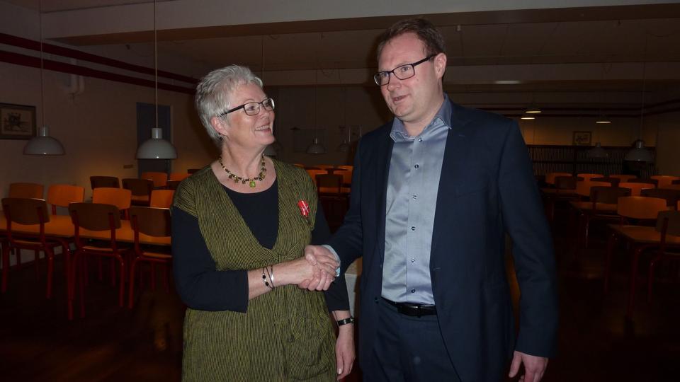 Dorte Vestergaard Andersen, fik Den Kongelige Belønningsmedalje af direktør Uffe Bertelsen. Foto: Pernille Madsen.