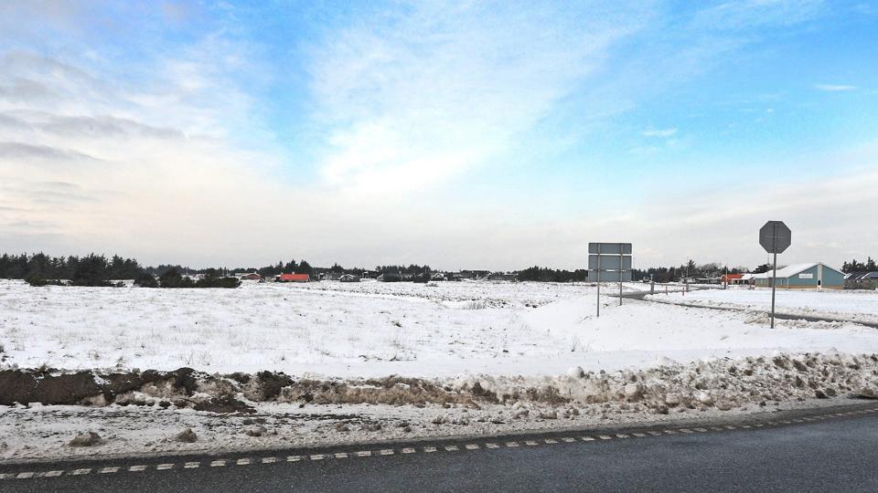 Dette areal sydvest for krydset Kystvejen-Vesterhavsgade er omfattet af et privat forslag til placering og byggeri af et nationalparkcenter, og Svend Balsby, ejer af arealet, ser positivt på det.Foto: Ole Iversen