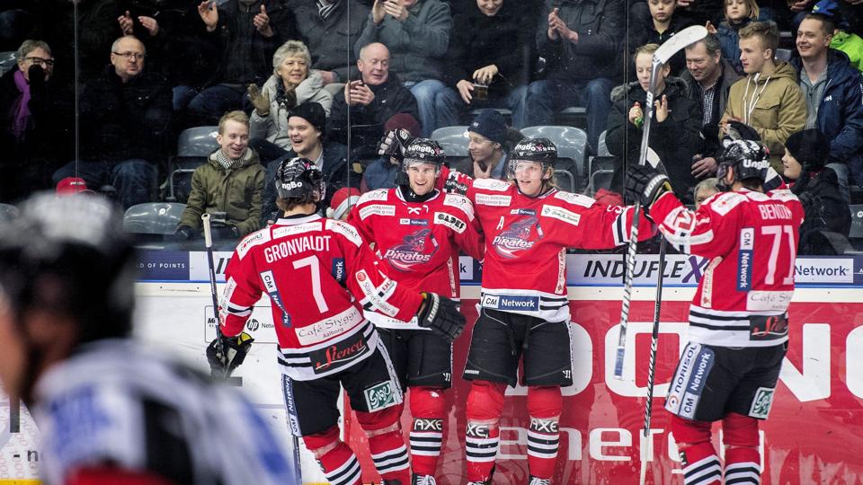 Mathias Månsson i midten og resten af Aalborg Pirates vandt over Odense Bulldogs på Fyn. <i>Foto: Henrik Bo</i>