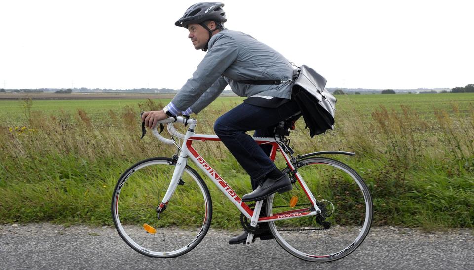 Thomas Kastrup-Larsen på vej tilbage til midtbyen efter et møde i regionshuset i Aalborg Øst. Hver uge cykler han cirka 70-80 km i forbindelse med arbejde. Foto: Michael Bygballe <i>Michael Bygballe</i>