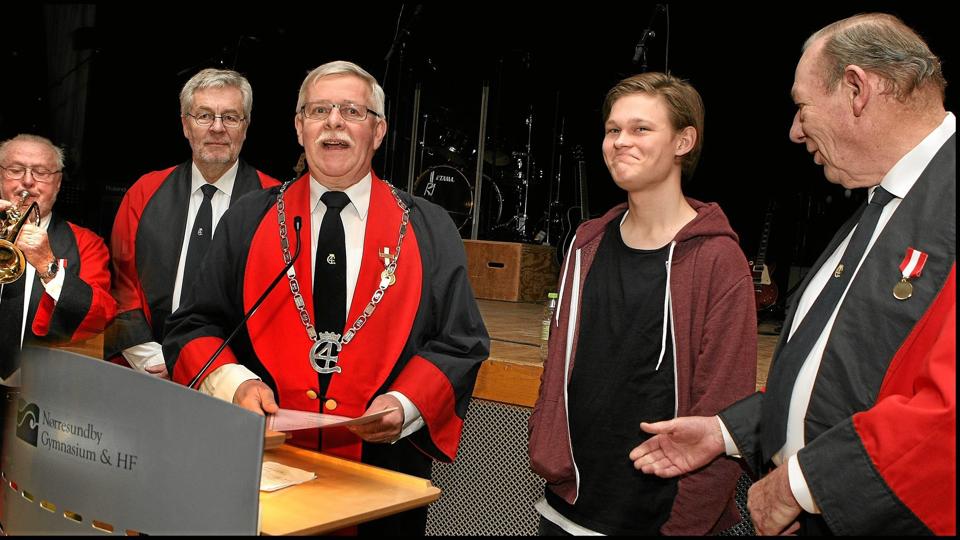 Oldermand Niels Voss Hansen og tre af laugets stolsbrødre overrakte check og diplom til Mathias Schrøder, Nørresundby Gymnasium.