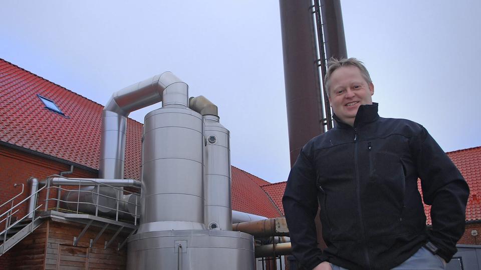 Ole Larsen er driftschef for både Hanstholm Varmeværk og Ræhr Fjernvarmeværk. Hanstholm leverer varmen til Ræhr, men rørene i Ræhr er efterhånden 20 år gamle og utilstrækkeligt isoleret. Derfor er der et stort varmetab i fremløbet. Arkivfoto: Ole Iversen