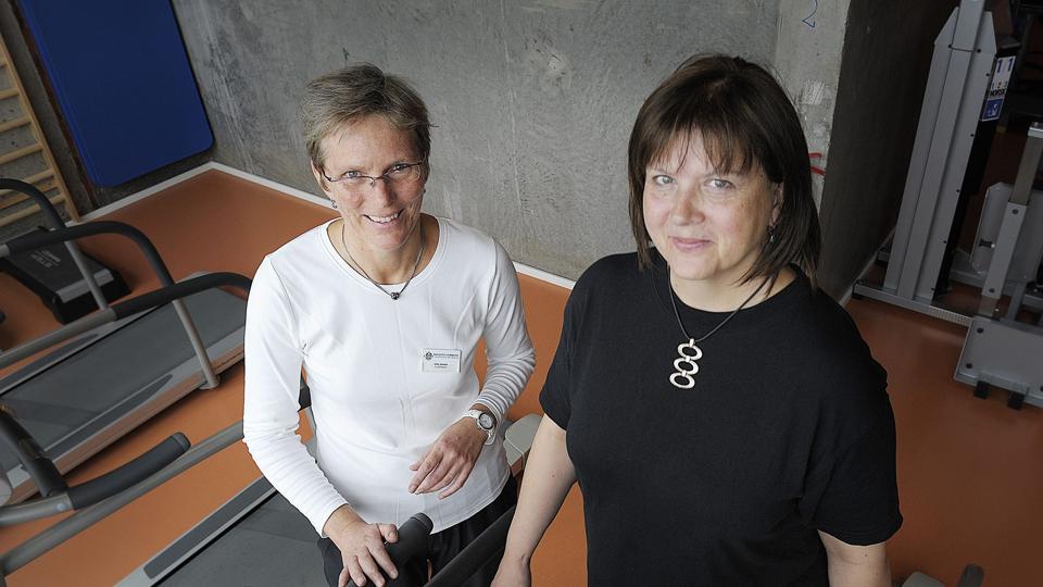 Jane Kristensen er glad for, at blandt andre fysioterapeut Ulla Jessen og hendes socialrådgiver har mulighed for at koordinere i det daglige.
