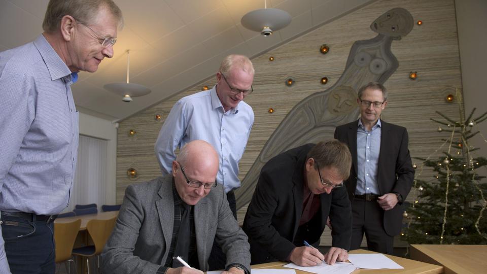 Hos AVV blev der underskrevet en kontrakt på 300 mio. kr. om levering af affaldsvarme til Hjørring Varmeforsyning. Fra venstre Hlemuth Zickert, næstformand i Hjørring Varmforsyning, Flemming Simonsen, Hjørring Varmeforsyning, direktør Per Sørensen, formanden for AVV, Ole Ørnbøl, og direktør Steen Madsen. Foto: Hans Ravn <i>Hans Ravn</i>