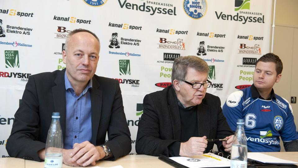 jEPPE bISGAARD flankeret af Jan Skov fra Sparekassen Vendsyssel samt svenske Martin Dalgren.