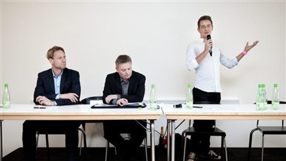 Aalborg Ishockeys nye storinvestor, Magnus Kjøller, præsenterer idéerne for Aalborg Ishockey med betyrelsesformand Morten  Fals og direktør Frederik Åkesson ved sin side. Foto: Henrik Bo