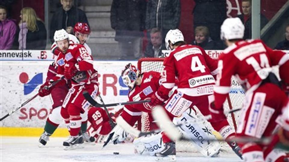AaB Ishockey i aktion i den fjerde DM-semifinale hjemme mod Odense Bulldogs, der vandt fire kampe på stribe mod AaB-mandskabet.
Foto: Henrik Bo