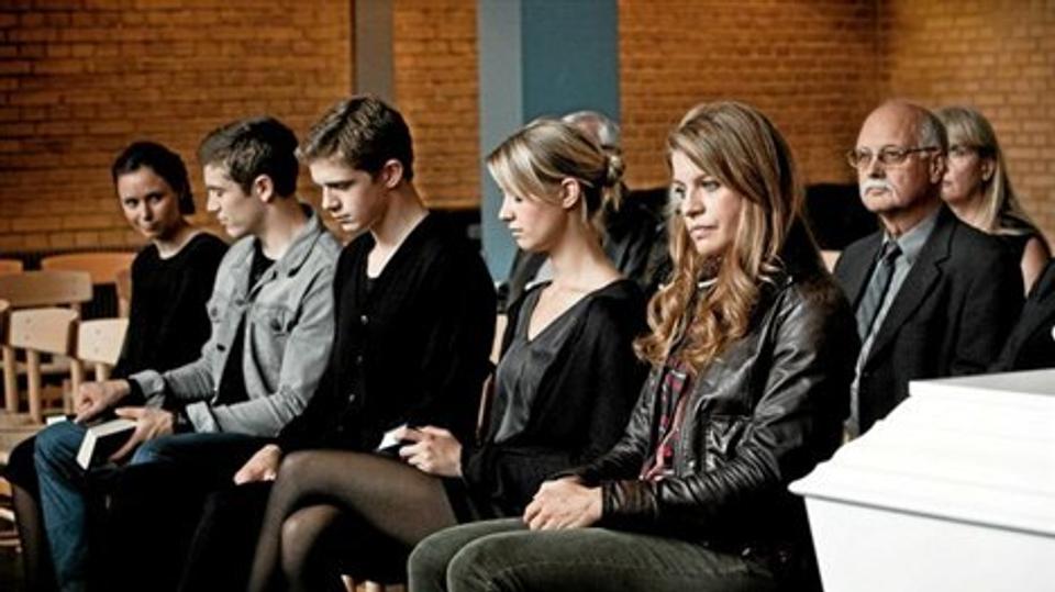 Lykke Sand (Bitten), Morten Vang Simonsen (Ricco), Nikolaj Groth Christensen (Jeppe), Sara Hjort (Molly), Mille Dinesen (Rita) er til begravelse. Rita kom naturligvis for sent. Foto: Per Arnesen