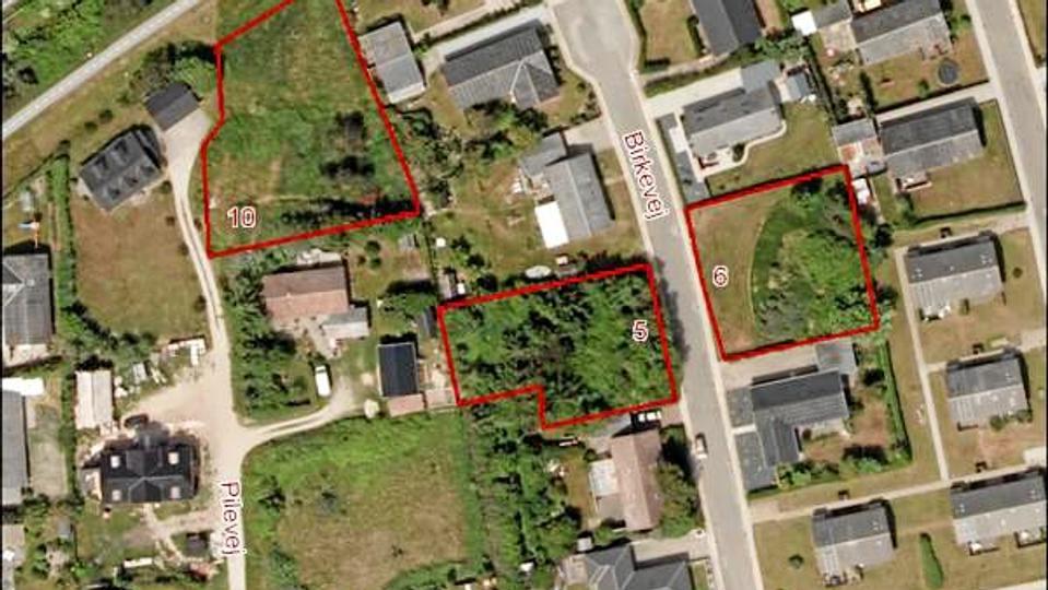 Tre arealer i Løkken med en tildækket bunker er sat til salg af Hjørring Kommune. Foto: Hjørring Kommune