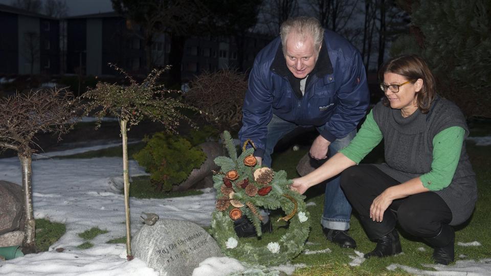 Bestyrelsesmedlem Gert Henriksen lagde sammen med erhvervschef Marianne Gade en mindekrans på Kaj Ole Christensens gravsted på Brønderslev kirkegård og markerede på den måde 40 års jubilæum for Brønderslev Industrihus. Foto: Kurt Bering <i>Kurt Bering</i>