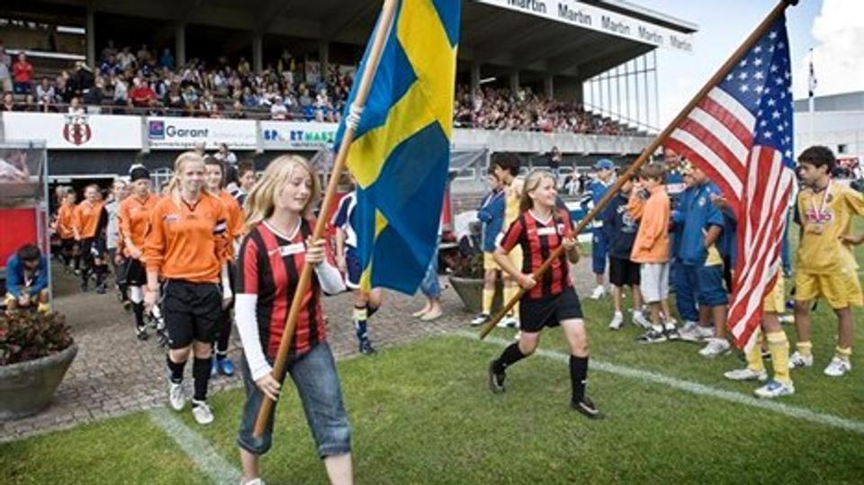 Dana Cup henter hvert år flere tusinde unge fodboldspillere til Frederikshavn. Nu får cup'en en kvart mio. kr. i støtte fra kommunekassen.