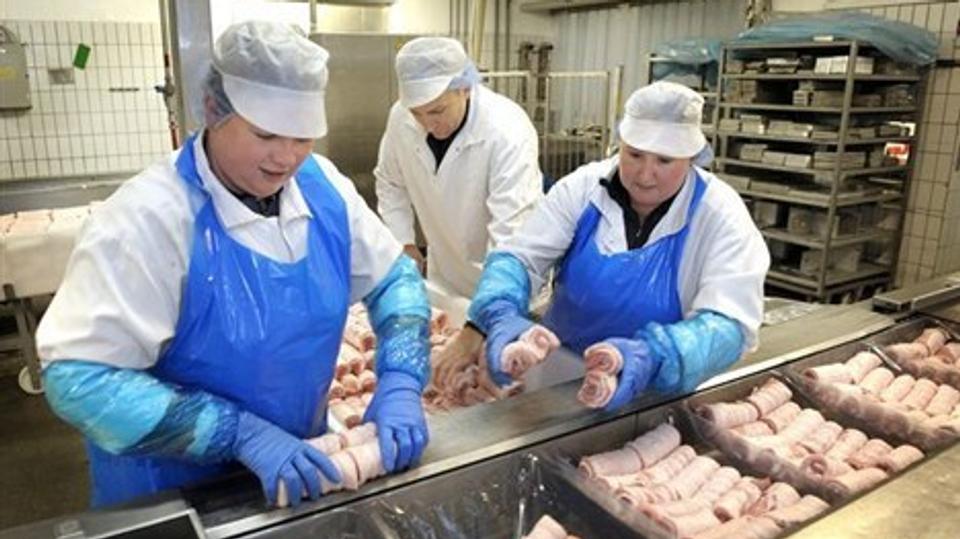 Laurids Rasksen (i midten af billedet) er "ekstremt skuffet" over ledelsens beslutning, der efter hans opfattelse reelt vil betyde, at medarbejderne i Hadsund står uden job fra september. Arkivfoto: Michael Bygballe