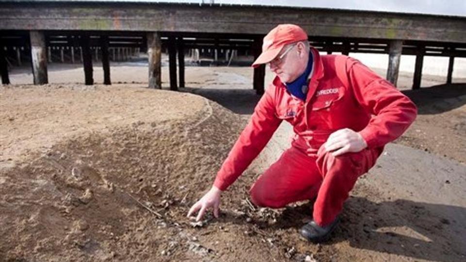 Der dukker ting og sager op, når vandet er lukket ud af friluftsbadet. Desværre også en ujævn bund på grund af regnvand og blæst, så der køres 140 kubikmeter sand ud, inden vandet pumpes ind.