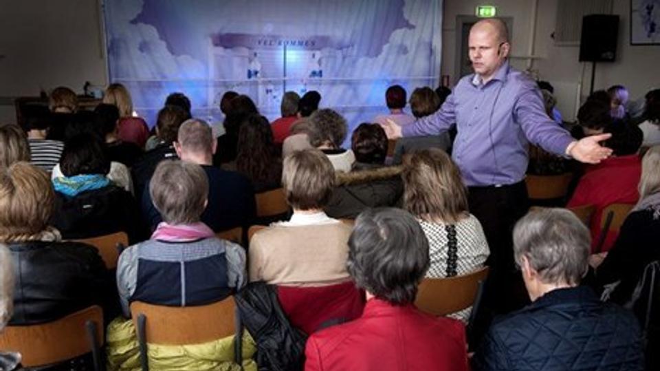 Hening Svanelykke healer og spreder energi til publikum under den kollektive healingseance.Foto: Lars Pauli
