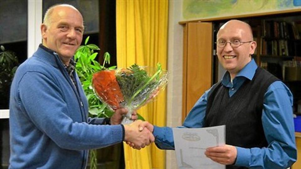 Henrik Vandrup (th.) modtog initiativprisen af beboerlaugets formand, Svend Aage Jørgensen.