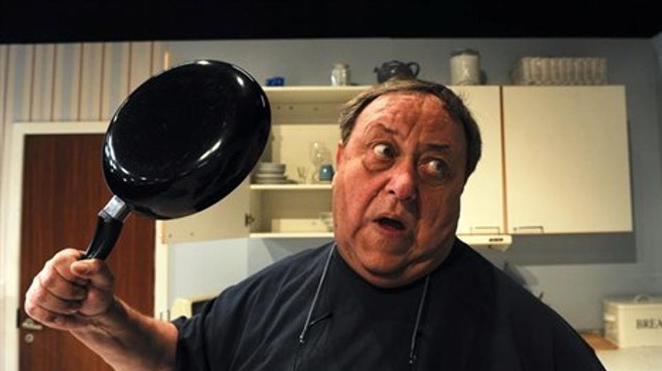Tidligere lagerforvalter Bjarne (Hans Holtegaard) er vild efter at pande naboen én.