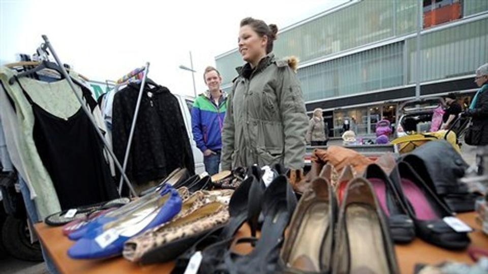 Mange fik ryddet op i klædeskabe og pulterrum, da der sidste år var bagagerumssalg på Store Torv i Thisted. Og endnu flere har meldt deres ankomst til den første af disse torvedage lørdag 31. marts. Arkivfoto: Diana Holm