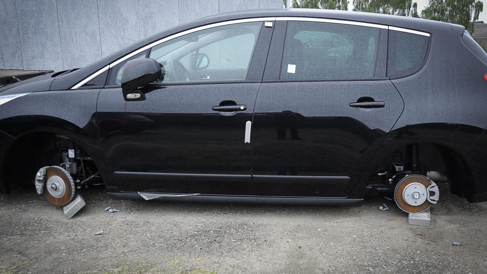 Ti nye biler hos Bilhuset Peugeot i Hjørring har fået stjålet dæk og fælge i nattens mulm og mørke - hos Dalsgaard Biler er det gået ud over fire biler. Foto: Kim Dahl Hansen <i>Kim Dahl Hansen</i>